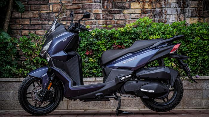 Sym Joyride 300: GT scooter με 16αρη μπροστινό τροχό και επίπεδο πάτωμα