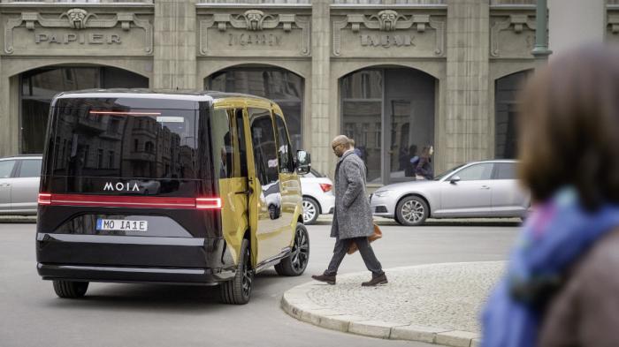 Τα πρώτα αυτόνομα λεωφορεία κινούνται δοκιμαστικά σε συνεργασία με πάροχο υπηρεσιών τεχνητής νοημοσύνης.