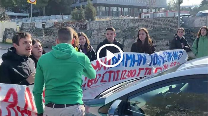 Ταξιτζής ήθελε να περάσει από δρόμο που είχαν αποκλείσει φοιτητές [video]