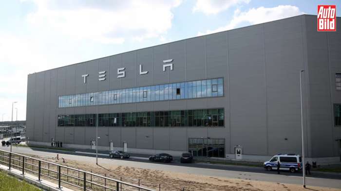 Δουλεύεις στην Tesla και δηλώνεις άρρωστος; Έρχεται έλεγχος στο σπίτι! 