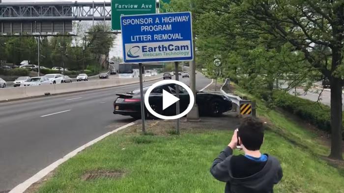 Τράκαρε Porsche με 30 χλμ/ώρα μπροστά στην αστυνομία [video]