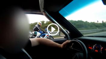 VW ξετρυπάει GSXR σε ρολαριστό πάτημα [video]