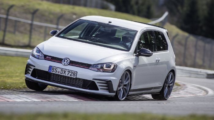 Το VW Golf GTI Clubsport S έκανε τον γύρο των 20,83 χλμ. του Nurburgring σε 7 λεπτά και 49,21 δλ. και ήταν γρηγορότερο κατά 1,4 δλ. από το Honda Civic Type R., παίρνοντας τον τίτλο του γρηγορότερου πρ