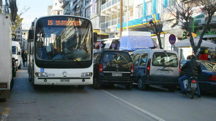 Τα διπλοπαρκαρισμένα αυτοκίνητα όχι μόνο κάνουν την κυκλοφορία στο οδικό δίκτυο πολύ πιο δύσκολη αλλά αποτελούν και μεγάλο κίνδυνο για αυτοκίνητα και πεζούς.