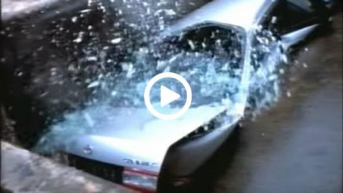 VIDEO: Όταν το Toyota Carina διαφημιζόταν... μπαίνοντας στην πρέσα! 