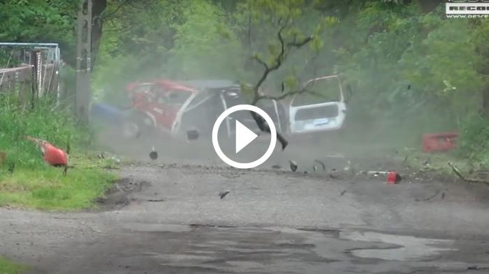 Αγωνιστικό Peugeot 106 σκάει σε δέντρο και γίνεται διαιρούμενο [video]