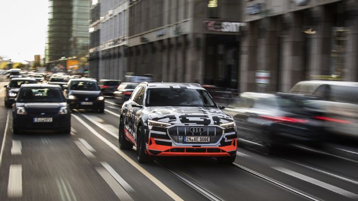 Tο πρωτότυπο Audi e-tron μπορεί να φορτίσει με την μέγιστη επιτρεπόμενη έξοδο ισχύος δίχως να επιβαρύνεται το δίκτυο και οι λοιποί καταναλωτές ενέργειας – λαμβάνοντας υπΆ όψιν σε πραγματικό χρόν