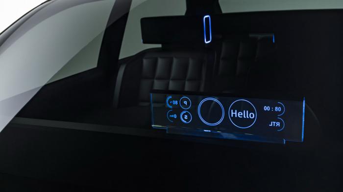 Μια heads-up display οθόνη αναλαμβάνει να δώσει πληροφορίες στον οδηγό, αλλά από ότι φαίνεται και στους υπόλοιπους χρήστες του οδικού δικτύου.