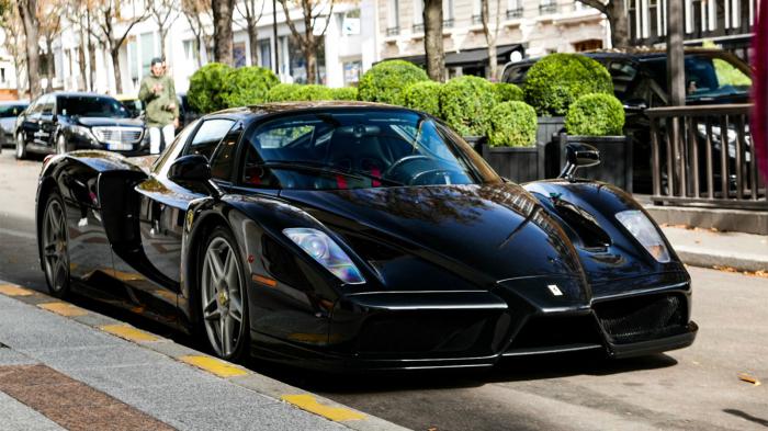 Μια εντυπωσιακή Ferrari Enzo εντοπίστηκε στους δρόμους του Παρισιού.