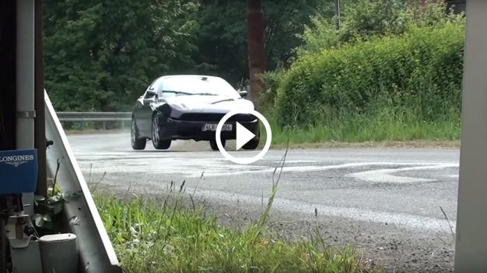 Fiat Coupe 20V στρίβει ξεμπαζώνοντας την άσφαλτο [video]