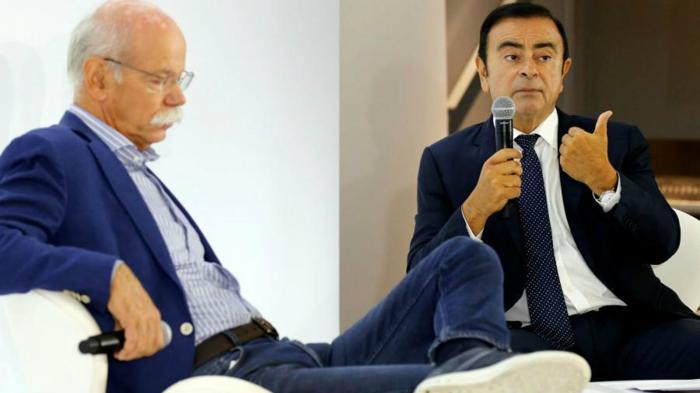 Δεξια στην εικόνα ο Carlos Ghosn, αριστερά ο Dieter Zetsche. 