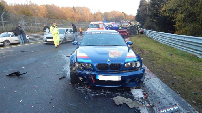 Ένα τροχαίο ατύχημα έλαβε χώρα στο Nurburgring, το οποίο μάλιστα είχε ως αποτέλεσμα να υποστούν υλικές ζημιές σε 15 αυτοκίνητα και να τραυματιστούν τρία άτομα.