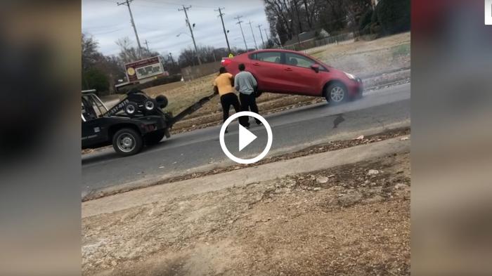 Προσπαθεί να ξεφύγει από το γερανό! Θα τα καταφέρει; [video]