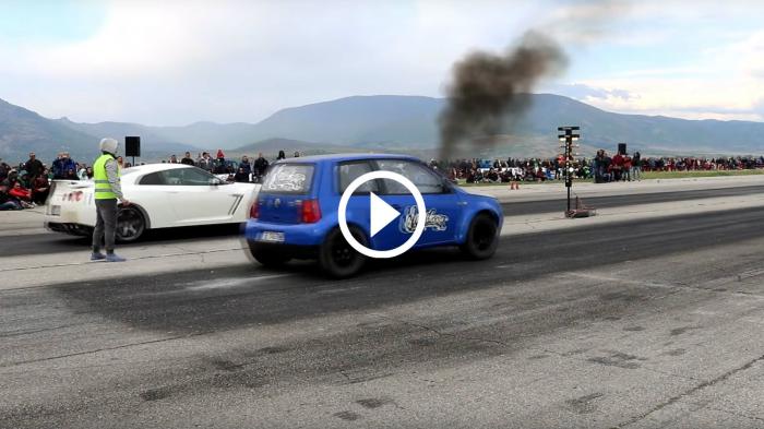 VW Lupo εκτελεί Nissan GTR [video]