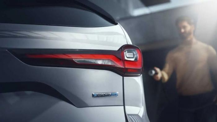 Teaser αποκαλύπτει το πίσω μέρος του PHEV Mazda CX-90