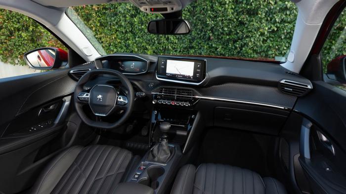 Η καμπίνα του Peugeot 2008 είναι μοντέρνα και premium, έχοντας ποιότητα που παραπέμπει σε αυτοκίνητα μεγαλύτερης κατηγορίας Η καμπίνα του Peugeot 2008 είναι μοντέρνα και premium, έχοντας ποιότητα που παραπέμπει σε αυτοκίνητα μεγαλύτερης κατηγορίας