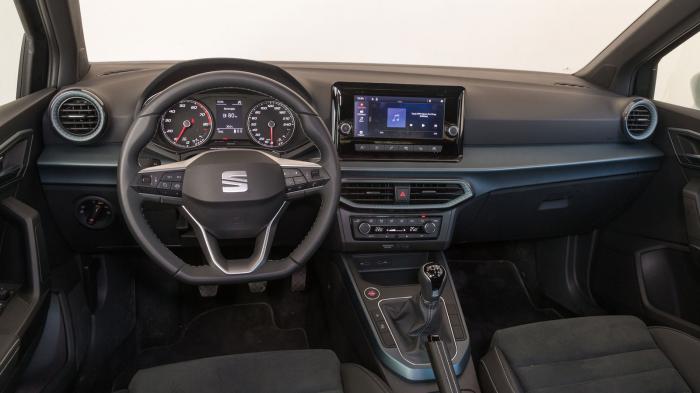 Το ταμπλό του Seat Arona έχει μαλακά πλαστικά, και στο κέντρο δεσπόζει η οθόνη 8,25 ιντσών του infotainment Το ταμπλό του Seat Arona έχει μαλακά πλαστικά, και στο κέντρο δεσπόζει η οθόνη 8,25 ιντσών του infotainment