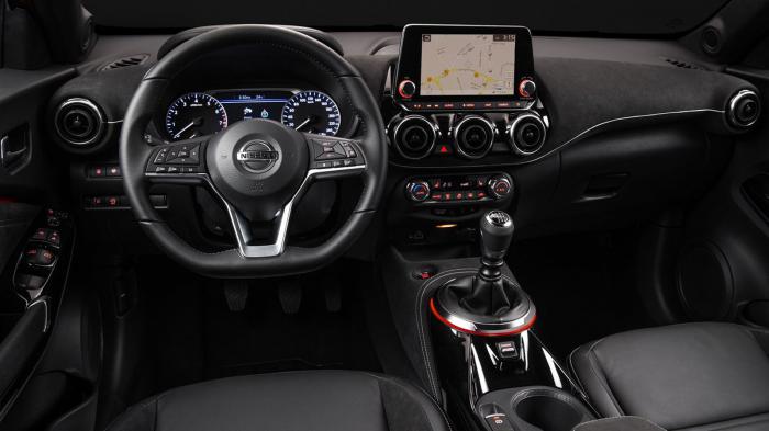 Το εσωτερικό του Nissan Juke έχει ποιοτικά υλικά και είναι ευρύχωρο, χάρη στις αυξημένες διαστάσεις της νέας γενιάς Το εσωτερικό του Nissan Juke έχει ποιοτικά υλικά και είναι ευρύχωρο, χάρη στις αυξημένες διαστάσεις της νέας γενιάς