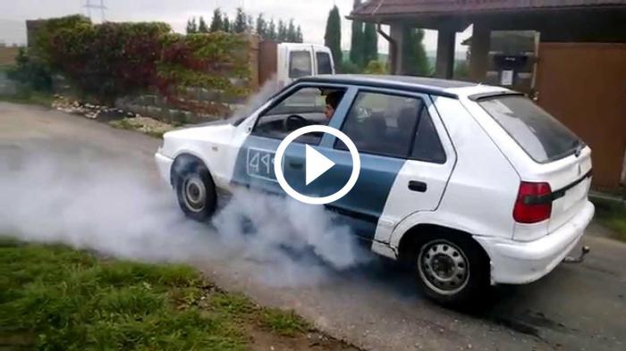 Skoda Felicia δικάζει αλύπητα Honda Civic [video]