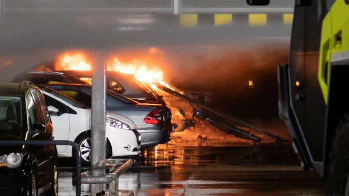 Στάχτη έγιναν αμέτρητα αυτοκίνητα σε parking αεροδρομίου [video]