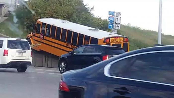 Σχολικό λεωφορείο καρφώθηκε σε κράσπεδο… [video]