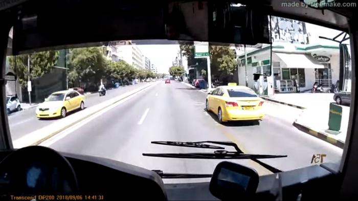 Taxiτζής παρέσυρε μηχανάκι στην Συγγρού [video]