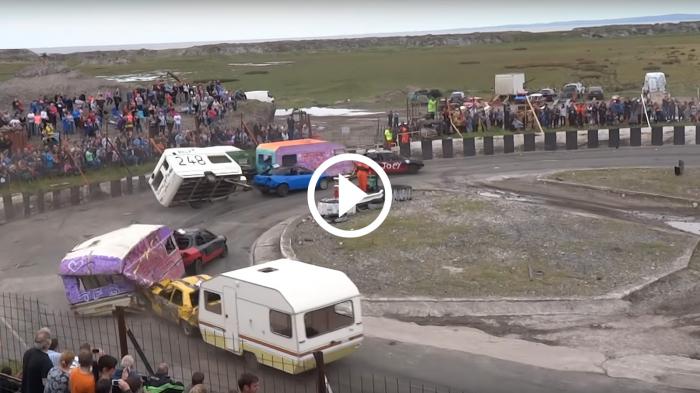 Τρελαμένοι κάνουν derby με... τροχόσπιτα! [video]