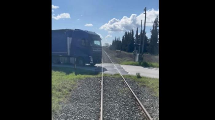 Τρένο σταματάει σε αφύλακτη διάβαση για να περάσουν φορτηγά