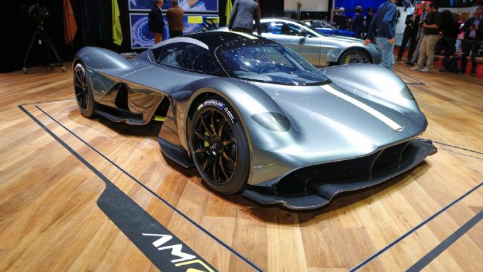 Η Αston Martin Valkyrie είναι ένα πραγματικό supercar που λίγοι μόνο άνθρωποι στη γη μπορούν να την αποκτήσουν λόγω της υψηλότατης τιμής της.